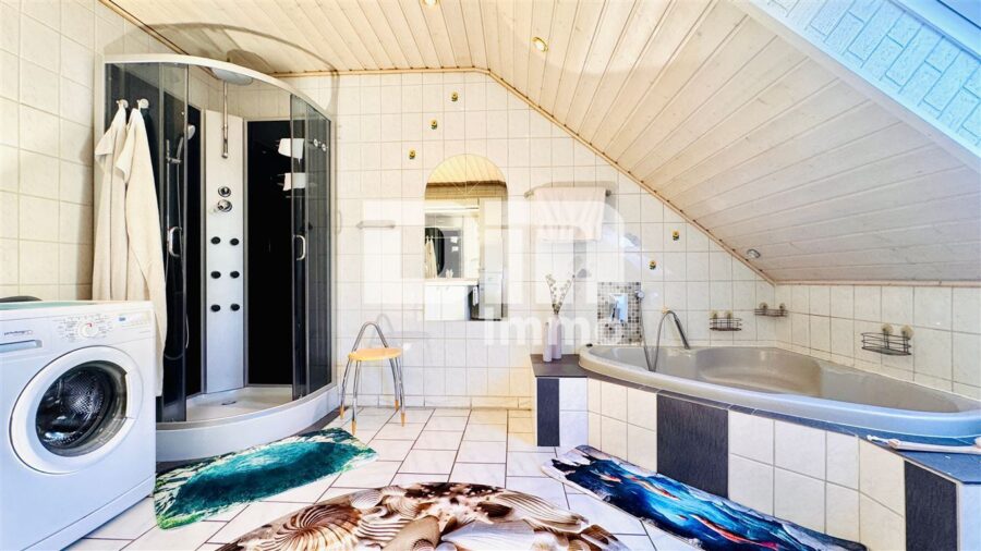 Modernes Ein-/Zweifamilienhaus mit PV Anlage und großer Doppelgarage auf herrlichem Anwesen - WE2 OG / DG Badezimmer / Wanne / Dusche